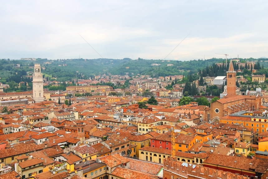 著名的欧洲意大利维罗纳市中心红屋顶景观图片
