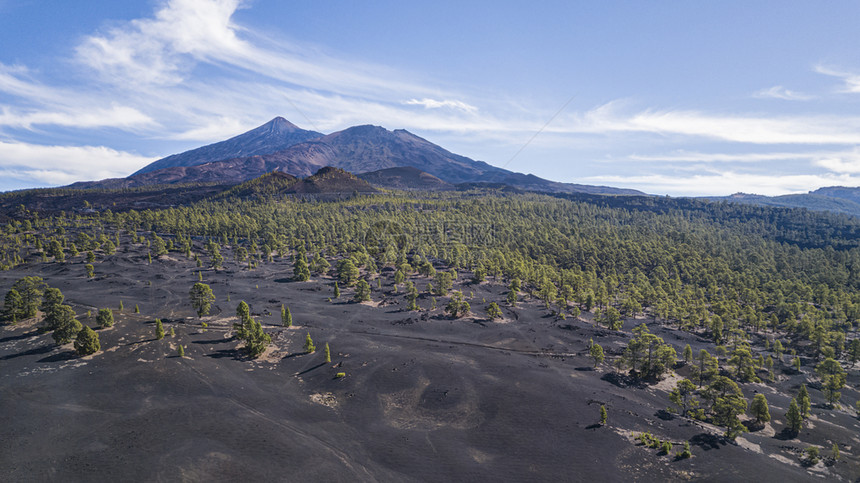 公园西班牙加那利群岛特纳里费Tenerife黑熔岩场和背面的TEide火山群空的朦胧图片