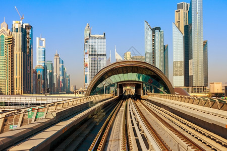 带有摩天大楼的地铁正在离开站种族街道路图片