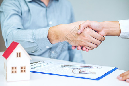 商业建筑学金融销售代理商和客户握手签署协议合同保险房概念图片