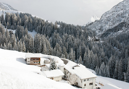 白色的奥地利WarthSchrocken村附近山边的小屋房福拉尔贝格图片