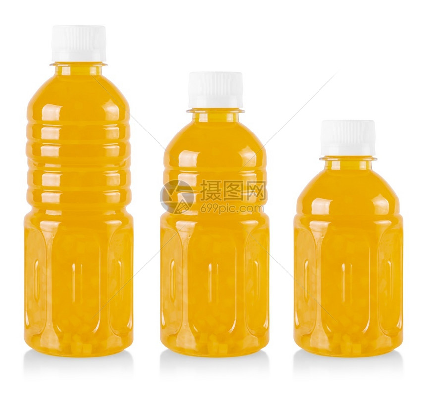 在一个塑料容器罐中的橙汁在白色背景上被孤立玻璃饮食水图片