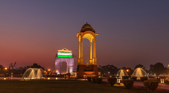 亚洲夜生活印度的树冠和门夜间照明新德里晚间照明战争高清图片