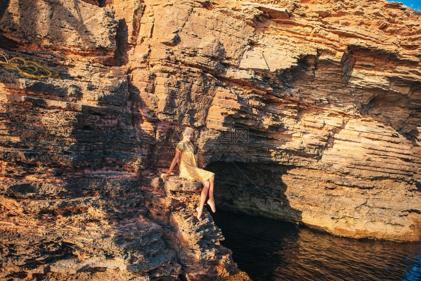 有质感的方格小女孩在离海面附近的山上度假从石英砂中采集起司岩支撑图片