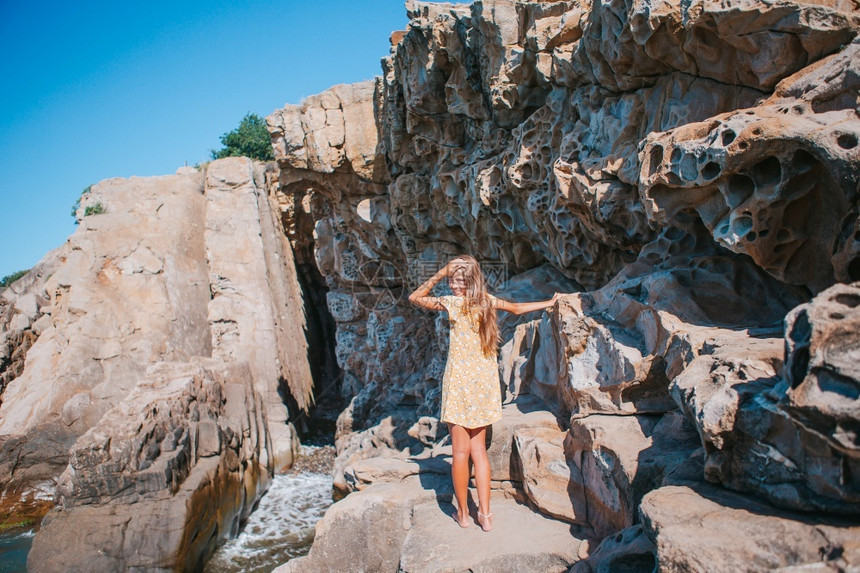 小女孩在离海面附近的山上度假从石英砂中采集起司岩经验户外裙子图片