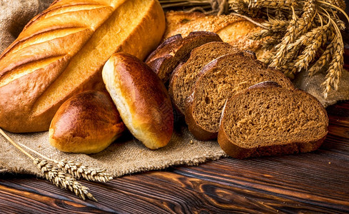 桌子木制上的毛巾面包和馅饼法国面包传统的图片