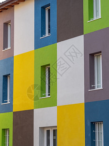 丰富多彩的一座被分割成矩形空间的房屋表面貌不同颜色框架绿图片