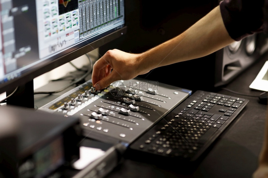 合成器在家工作室录制和混合音乐有选择的重点制片人手图片