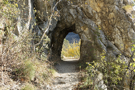安妮娜历史内雷CheileNerei公园古老隧道图片