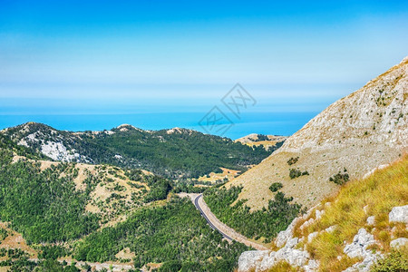 黑山科托尔区假期岛黑山的区高速公路从上到下蓝色的背景