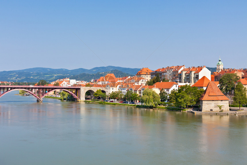 Maribor市堤岸的天线在阳光明媚的日子里斯洛文尼亚历史的建造马里博尔图片