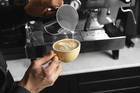 铝蒸汽紧的手倒牛奶美味可口的咖啡杯人类图片