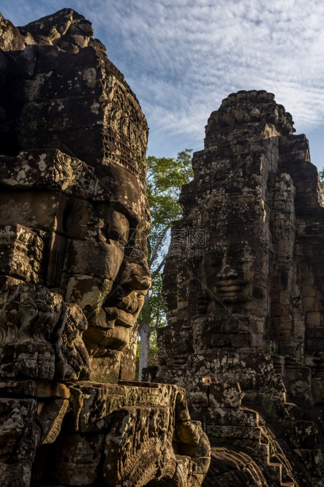 古老的石头面对着柬埔寨Bayon寺庙吴哥Wat暹粒地标雕塑图片