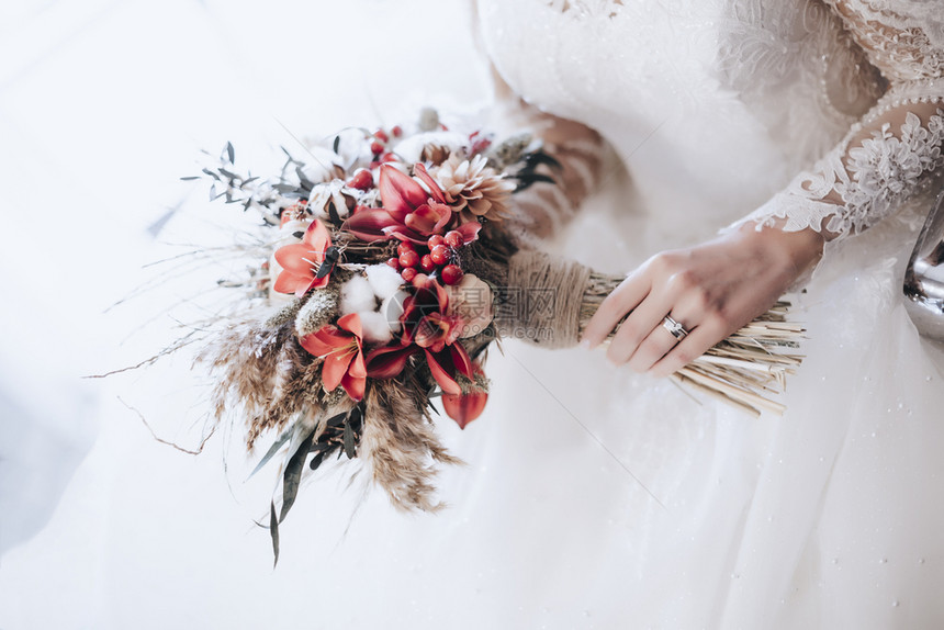 波西米亚风格快乐的新娘和手上鲜花人们图片