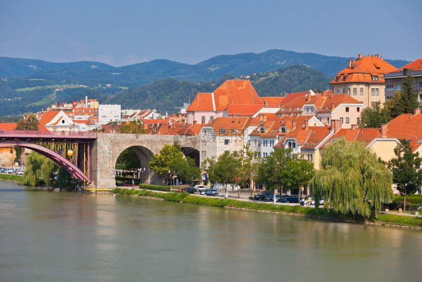 桥反射欧洲的Maribor市的天线阳光明媚的日子斯洛文尼亚图片