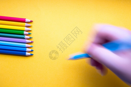 黄色复古背景蜡笔白色的学校彩铅笔一排虹蓝铅笔手绘橙纸复古背景空间文本彩色铅笔一排虹复古背景背景