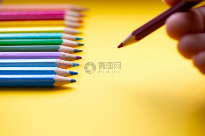 为了艺术品彩色铅笔一排虹蓝铅笔手绘橙纸复古背景空间文本彩色铅笔一排虹复古背景形象的图片