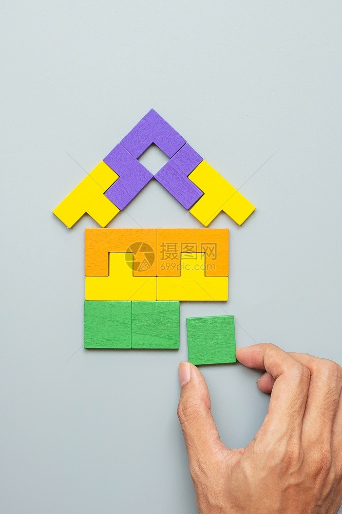 将家庭形状块与关于灰背景逻辑思维商业解决方案理房屋地产和战略概念等灰色背景逻辑思维住房不动产和战略概念的多彩木板拼图团队孩子们财图片