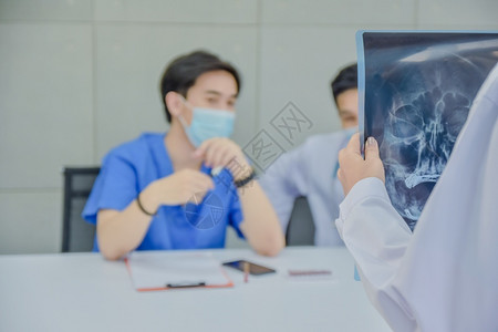 在办公室讨论X光片的医生图片