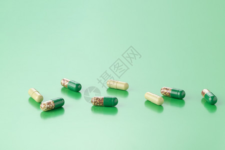 绿色背景的药物胶囊图片