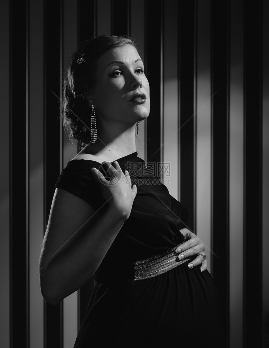 好莱坞的黑白一位美丽的孕妇灯光极低制作成人年轻的图片