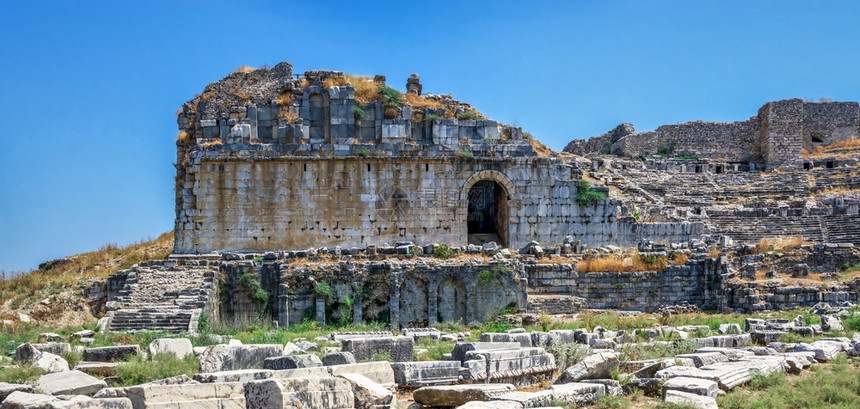 神圣世界米利都土耳其希腊城市MiletusMiletus古老剧院的废墟在土耳其一个阳光明媚的夏季日图片