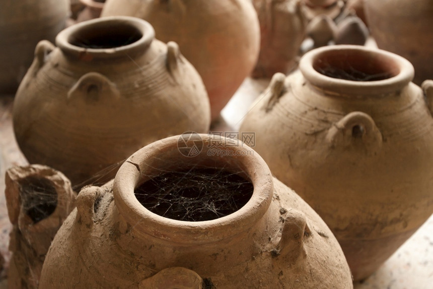 在泰国SingBuri当地博物馆展出一群古老的陶瓷容器该博物馆向公众开放艺术馆对公众开放锅黏土有创造力的图片