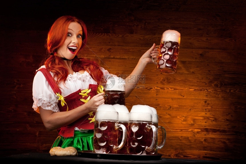在传统的巴伐利亚女青年传统服装中快乐的女士在木本背景上有六杯啤酒头发女花园图片