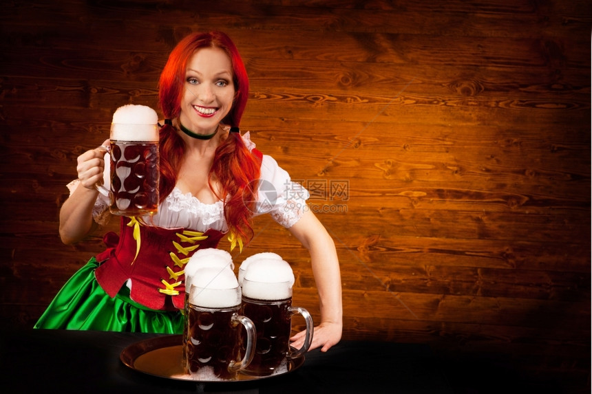 在传统的巴伐利亚女青年传统服装中快乐的女士在木本背景上有六杯啤酒德语等待诺维科夫图片