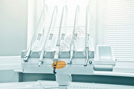 牙科诊所的治疗工具图片