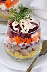 庆祝的用洋葱土豆甜菜胡萝卜以酸奶酱在杯子里煮熟填充健康图片