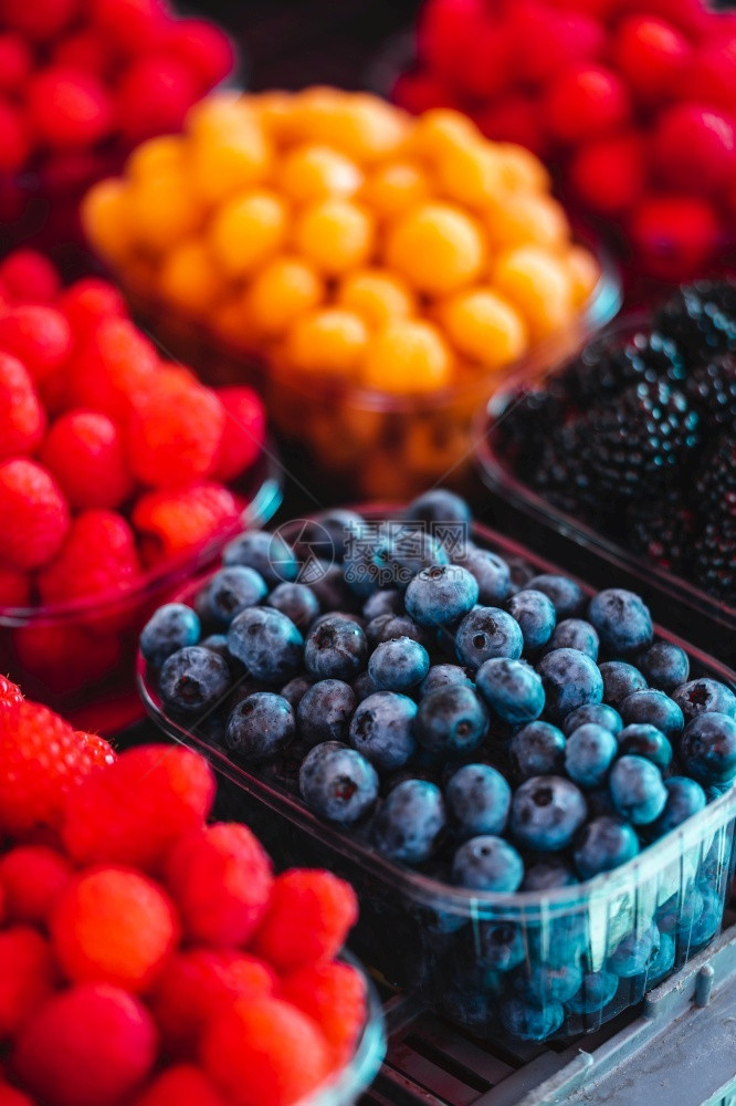 农民市场上有机草莓和蓝的农民市场一种季节石图片