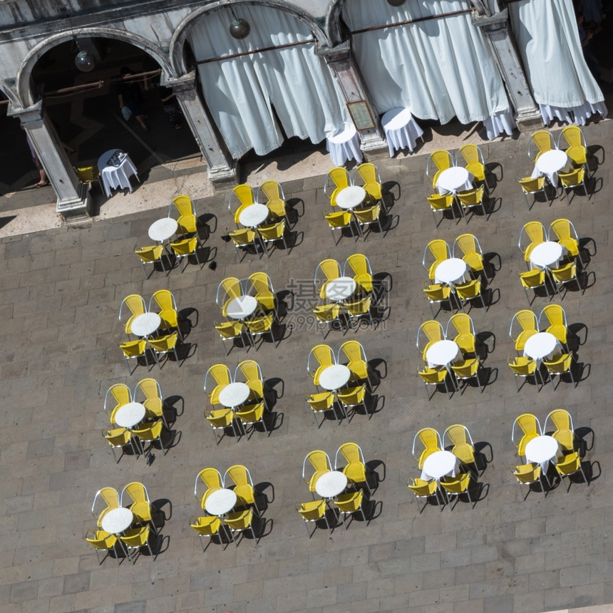 建造传统的意大利威尼斯著名的圣马克广场红椅和黄色子以及圆桌会议空中观察意大利威尼斯城市的图片