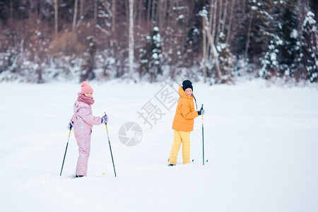 在山上滑雪的孩子图片