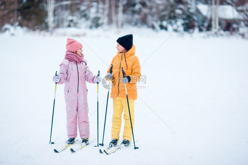 滑雪的孩子们图片