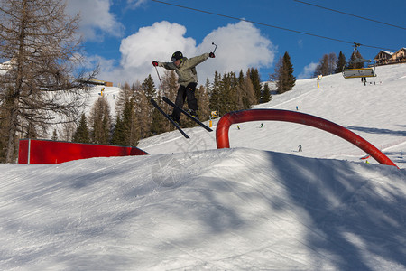 冬季玩滑雪板的青年图片