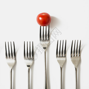 柠檬自然碗白色背景的美丽照片白色背景的红樱桃西番茄叉子白色背景的美丽图片图片
