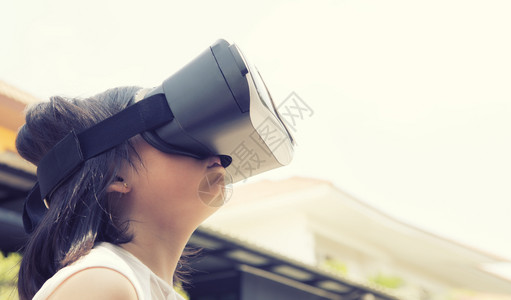 户外体验VR眼镜的小女孩图片