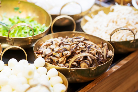 紧的一堆新切碎蘑菇泰国街头食品市场棕色的美味健康图片