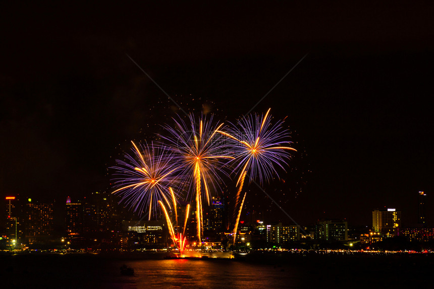 夜间城市观赏庆祝节日背景的烟花色彩多生动第四海滩图片