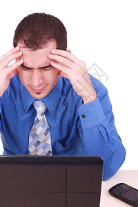 男对坐在笔记本电脑前的工作感到沮丧正面经理成人图片