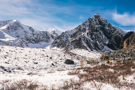 旅游雪和蓝天空下山顶攀爬着岩石阿尔泰山峡谷的冬季全景阿尔卑斯山大气的图片