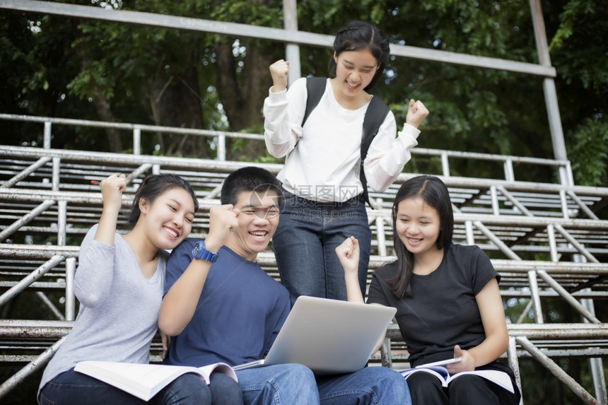 在操场讨论学习的学生们图片