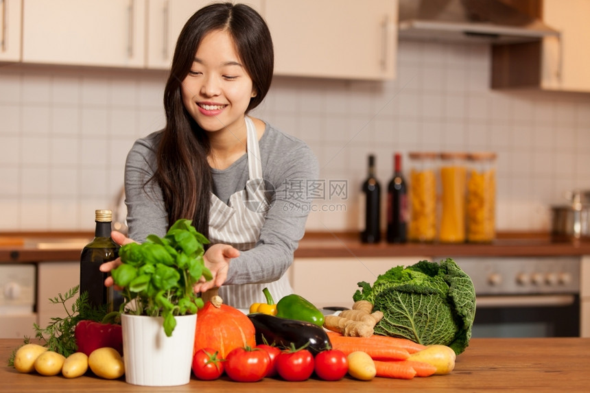 淑女照片来自亚洲年轻女站在厨房里桌上配有丰富多彩的素材食物自制图片