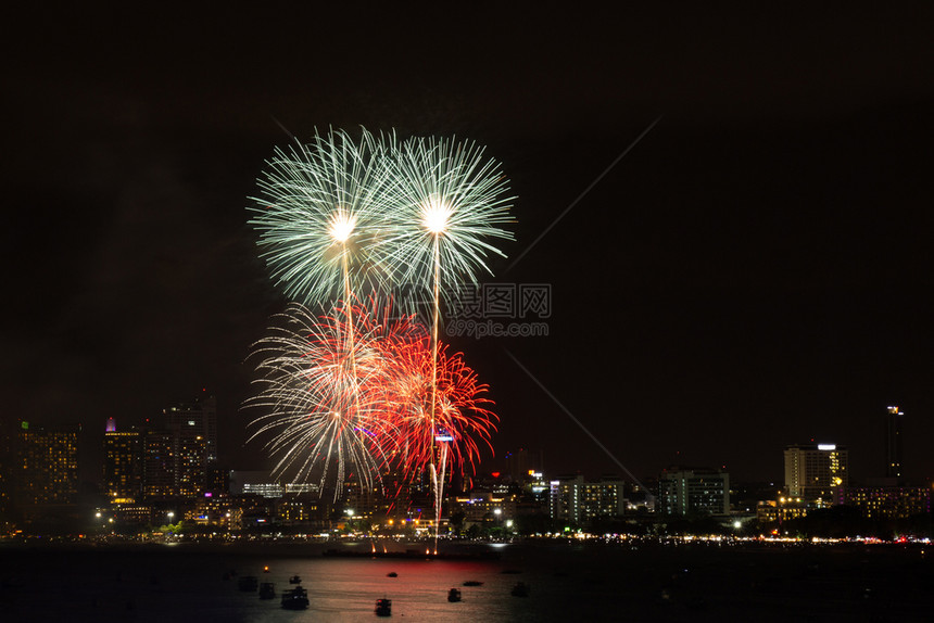 美丽的喜悦夜间城市观赏庆祝节日背景的烟花色彩多丰富的图片