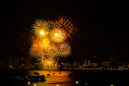 夜间城市观赏庆祝节日背景的烟花色彩多火河展示图片