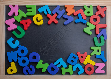 教育学堵塞美国广播公司五颜六色的字母由木头制成图片