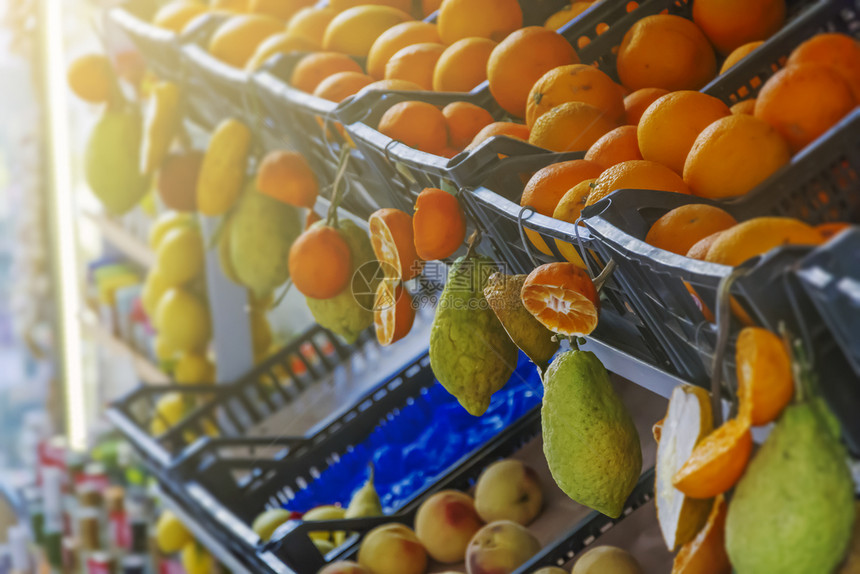 盒式磁带西里典型柑橘类水果在Taormina市场街销售素食主义者典型的图片