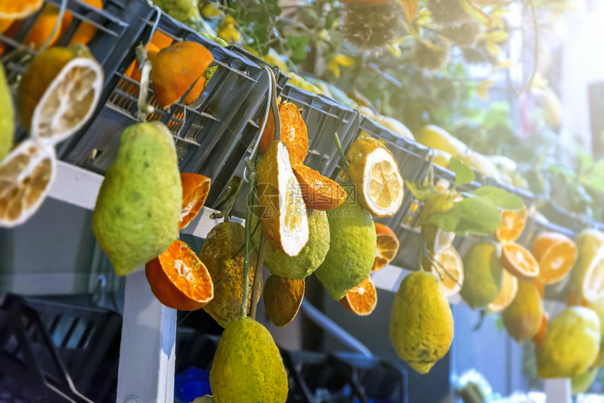 柠檬夏天甜的西里典型柑橘类水果在Taormina市场街销售图片