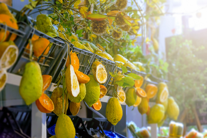 典型的西里柑橘类水果在Taormina市场街销售自然维他命图片